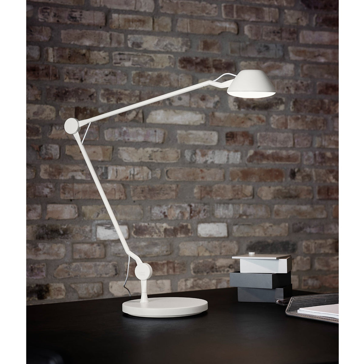 AQ01 Desk Lamp, White